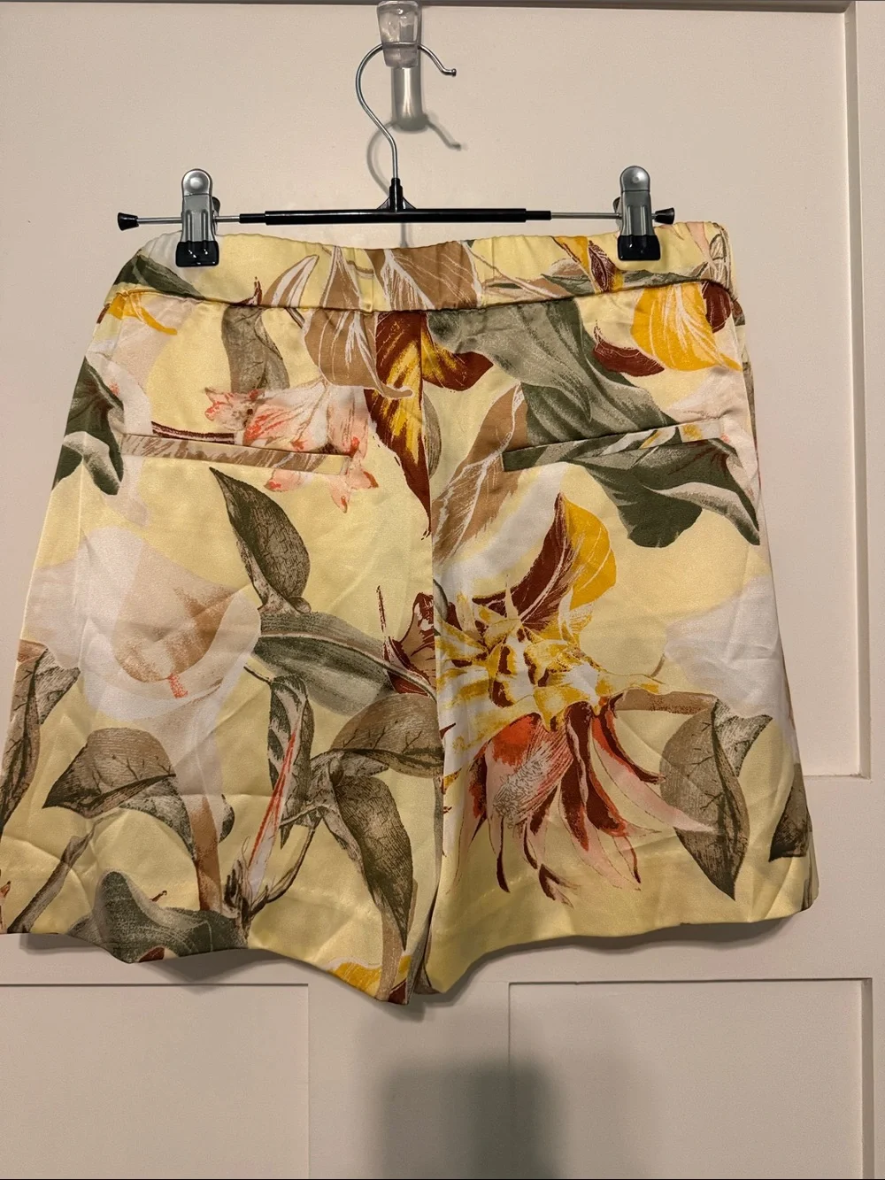 White House Black Market 4” Short Tropical Floral Satin Yellow Women’s Shorts